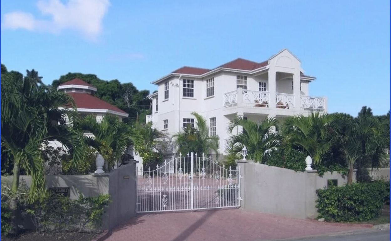 Holland Park Villa front entrance with ornate gates, balconies and palm trees